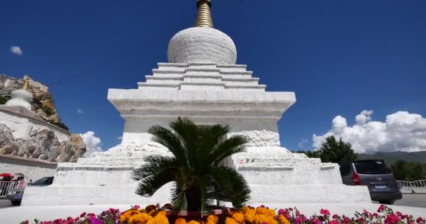 중국-9 월 16, 2016:4 k 바쁜 트래픽을 & 화이트 stupa 라싸, 티베트를 통해 보행자. — 비디오