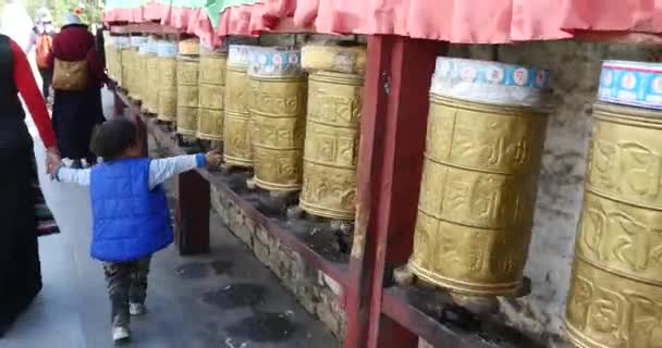 China-Sep 16, 2016:4 k Tibetaanse persoon zet boeddhistische gebed wielen, lhasa spinnen. — Stockvideo