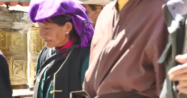 China-Sep 16,2016:4k tibet people turn spinning buddhist prayer wheels,lhasa. — Stock Video