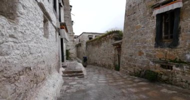 Çin-Eyl 12, lhasa drepung, ünlü Tibet Tapınağı yürüyen 2016:4 k tibet kadın.