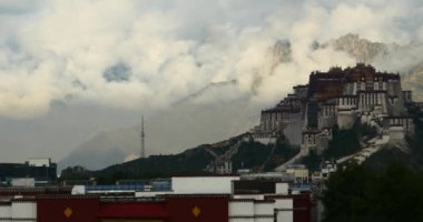sabah, dağlar bulutlar tarafından çevrili 4 k Potala Sarayı.