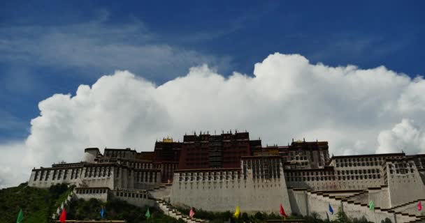 4k Potala Lhasa, Tibet, fehér puffadt felhőben tömege a kék ég. — Stock videók