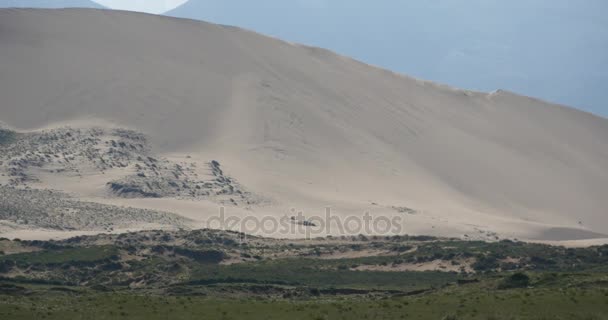 4k daleko pustyni wydmy pod Walcowanie chmury. — Wideo stockowe