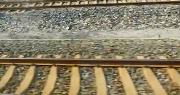 4k El exceso de velocidad de los viajes en tren, el paisaje exterior window.train-station ferrocarril . — Vídeo de stock