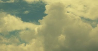 4k panoramik beyaz altokümülüs bulutları bulutlu gökyüzünde uçuşan duman zaman dilimi.