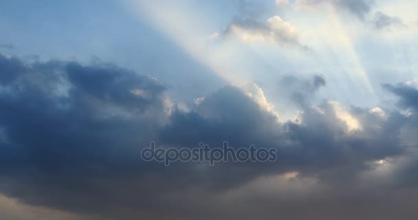 4k Panorámico de nubes oscuras de altocumulus humo volando en cielo nublado del rayo del sol . — Vídeos de Stock