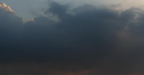 4k Panoramic sötét altocumulus felhők a füst a felhős ég lassan repülő. — Stock videók