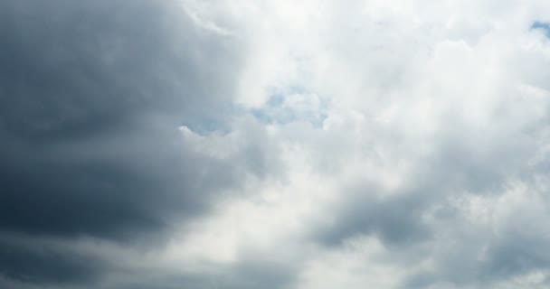 4k Panoramique de nuages altocumulus blancs fumée volant dans le ciel nuageux timelapse. — Video