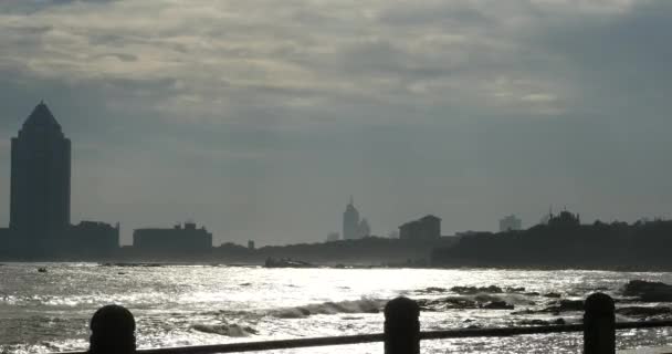 4 k video, Seaside urban byggnad & havet vågor, sunset coast. — Stockvideo