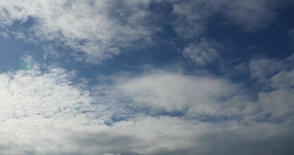 4k Panoramic van witte altocumulus wolken rook vliegen in bewolkte blauwe hemel. — Stockvideo