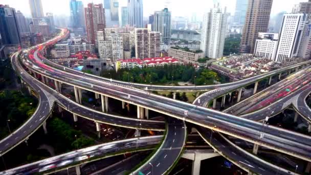 4k-Time lapse, verkeerslichten parcours op viaduct uitwisseling, van dag tot nacht. — Stockvideo