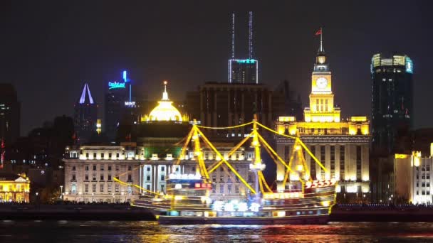 China-sep 12,2016:Brightly lit ships cruising Shanghai Bund at night,old style building. — Stock Video