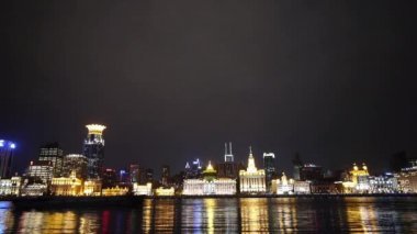 gece, ışıklar yapı tarzı eski pudong Shanghai Bund görünümünden yansıtmak Nehri