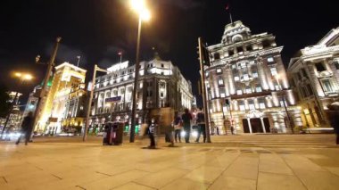 Çin-Eylül 12, 2016:time sukut Shanghai bund Rating ve kalabalık siluet gece, eski kafalı boğa