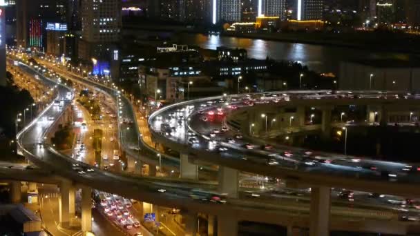 城市交通上立交桥交汇处夜，时间流逝的特写. — 图库视频影像