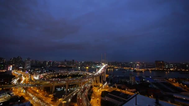 全景的城市繁忙的高速公路州际交通到了晚上，船在河上. — 图库视频影像