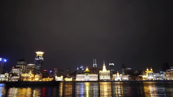 Vista Shanghai Bund de pudong à noite, luzes de construção de estilo antigo refletir rio — Vídeo de Stock