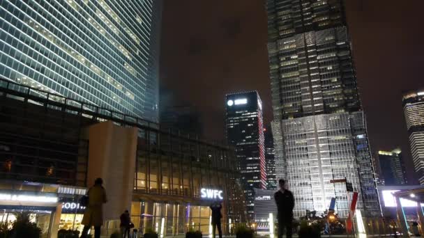 Kína-szeptember 12, 2016:time megszűnik, elfoglalt sétáló elhaladó shanghai huanqiu felhőkarcoló éjjel. — Stock videók