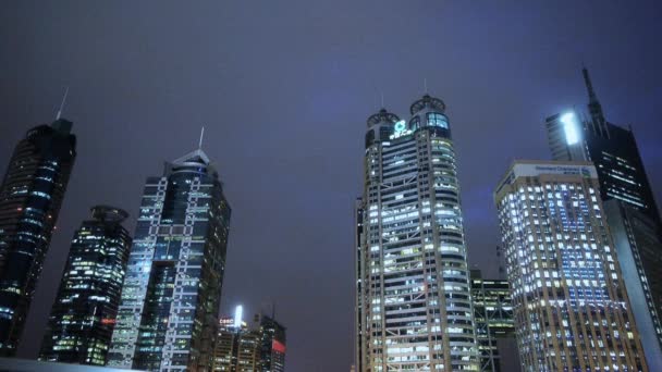 Современное городское здание, Шанхай Pudong экономического центра ночью . — стоковое видео