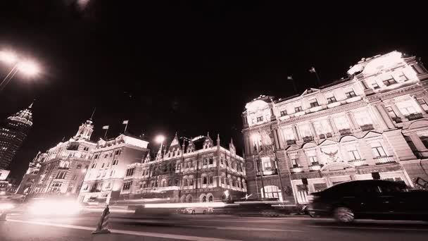 Time lapse Shanghai bund traffic at night,old-fashioned business building. — Stock Video