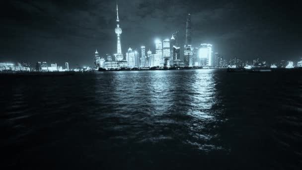 상하이 외 탄에 밤, 밝은 조명 세계 금융 센터 건물. — 비디오