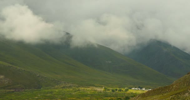 4k timelapse puffy clouds mass rolling over mountaintop & valley in tibet,villa — Stock Video