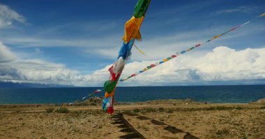 Gölü namtso ve kar dağ, üzerinde inişli çıkışlı 4 k büyük bulutlar kitle dua bayrak Rüzgar.