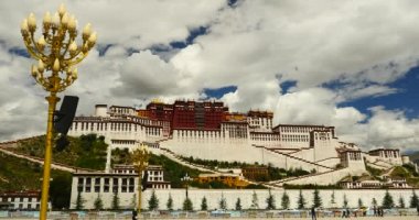 Çin-Eylül 2, 2016:4 k potala Meydanı, beyaz bulutlar mavi gök, tibet.