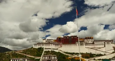 4 k Çin Ulusal bayrak potala kare, mavi gökyüzünde, tibet beyaz bulutlar.