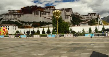 Çin-Eylül 2, 2016:4 k yoğun trafik ve kalabalık önünde potala lasa, tibet içinde.