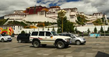 Çin-Eylül 2, 2016:4 k yoğun trafik ve kalabalık önünde potala lasa, tibet içinde.