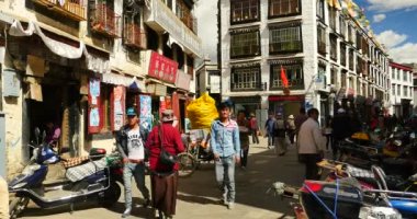 Çin-Eylül 2, 2016:4 k Tibet ve ünlü Barkhor'da lhasa, tibet, sokak üzerinde yürüyen turist tereyağı Tanrı'nın askerleri