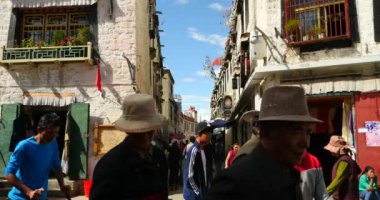 Çin-Eylül 2, 2016:4 k Tibet ve ünlü Barkhor'da lhasa, tibet, sokak üzerinde yürüyen turist tereyağı Tanrı'nın askerleri