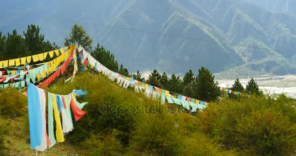 4 k modlitební praporek na hoře lhasa tibet. — Stock video