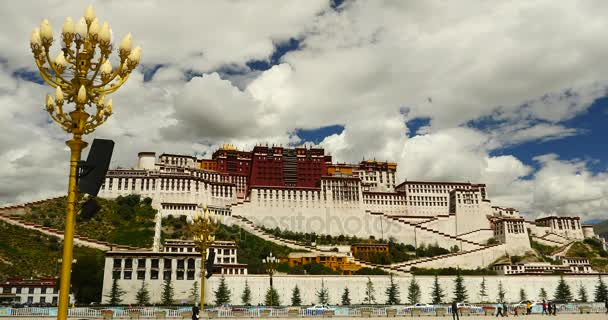 China-sep 2, 2016:4 k potala square, witte wolken in de blauwe hemel, tibet. — Stockvideo