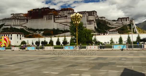 China-sep 2,2016: 4k busy traffic & crowd in front of potala in lasa, tibet . — стоковое видео