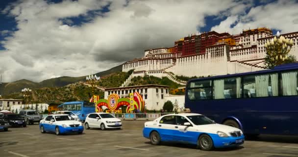 China-sep 2,2016: 4k tráfico ocupado y multitud frente a Potala en Lasa, Tíbet . — Vídeos de Stock