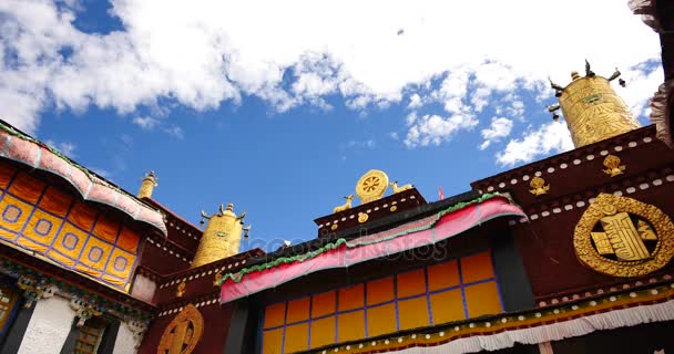 4k close-up do Templo Jokhang Em Lhasa, Tibete, nuvens brancas no céu azul . — Vídeo de Stock
