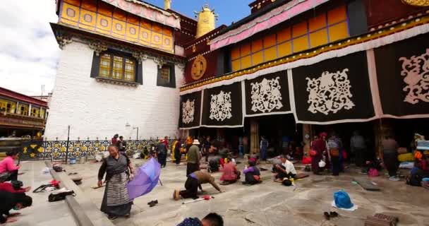 Çin-Eylül 2, Lhasa, Tibet içinde Jokhang tapınak önünde dua 2016:4 k Pilgrams. — Stok video