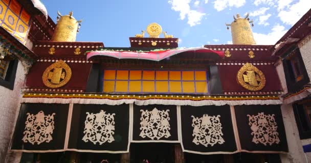 4 к Pilgrams молитви перед Джоканг храму в Лхасі, Тибет. — стокове відео
