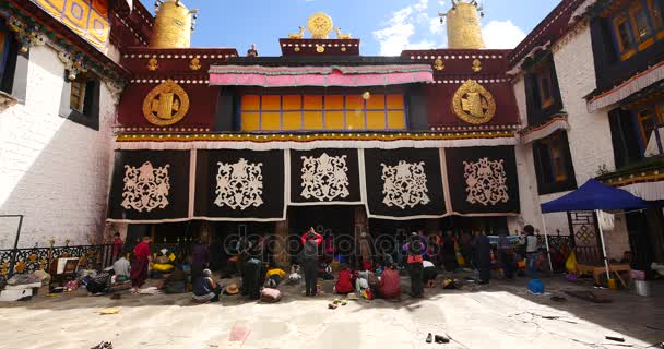 Čína září 2, 2016:4 k Pilgrams modlí před Jokhang ve Lhase, Tibet. — Stock video