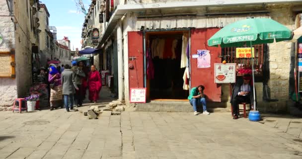 Çin-Eylül 2, 2016:4 k Tibet ve ünlü Barkhor'da lhasa, tibet, sokak üzerinde yürüyen turist tereyağı Tanrı'nın askerleri — Stok video