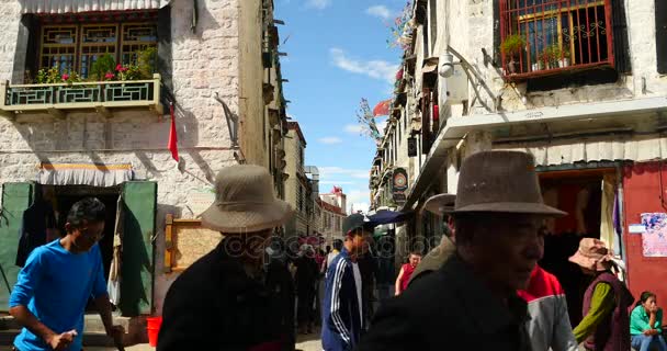 Çin-Eylül 2, 2016:4 k Tibet ve ünlü Barkhor'da lhasa, tibet, sokak üzerinde yürüyen turist tereyağı Tanrı'nın askerleri — Stok video