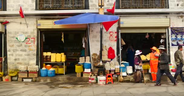 China-sep 2,2016: 4k tibetano e turista a piedi sulla famosa strada Barkhor a Lhasa, Tibet, burro sto — Video Stock