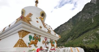 4k tibet Budist stupa, bulut kapak dağ beyaz.
