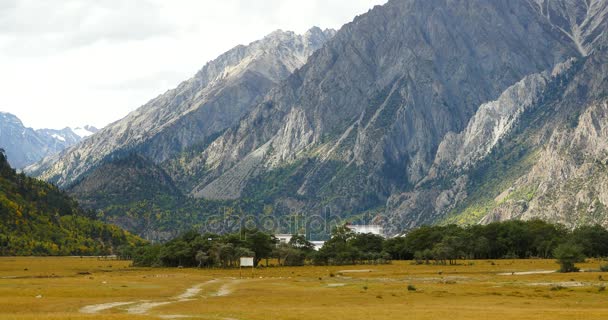 4k Straße in der Prärie, Wolkenmassen rollen über Schneeberge in Tibet. — Stockvideo