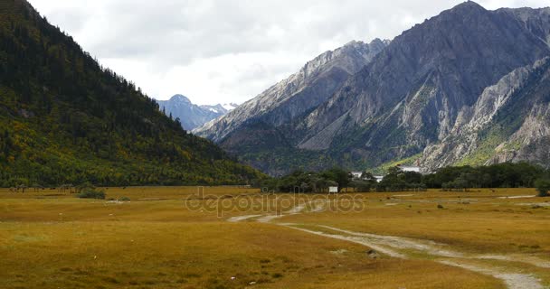 4k camino en la pradera, nubes rodando sobre montañas de nieve en el Tíbet . — Vídeo de stock