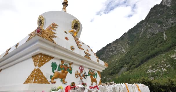 4k tibet buddhist blanco stupa, nube cubierta montaña . — Vídeo de stock
