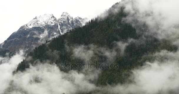 4k wolken massa kantelen naar Tibet met sneeuw bedekte bergen in tibet. — Stockvideo