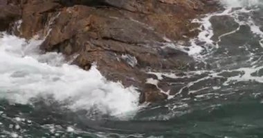 yüzey ve kıyı rock sahil dalgalanma shore 4k okyanus deniz suyu köpüklü dalgalar.